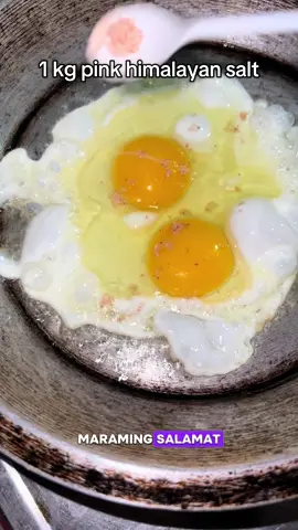 1 kg pink himalayan salt. May kasama ng salt grinder kapag coarse ang pinili at glass container naman kag fine na himalayan salat. #himalayan #salt #pinksalt #himalayanpinksalt 