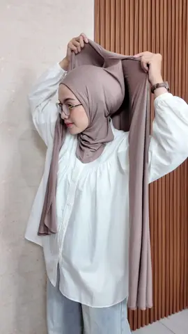 super praktis ga perlu pakai pentul dan ga takut leher kelihatan yayy! @Raina Signature Official #pashminainstan #yorainstantflow #rainasignature 
