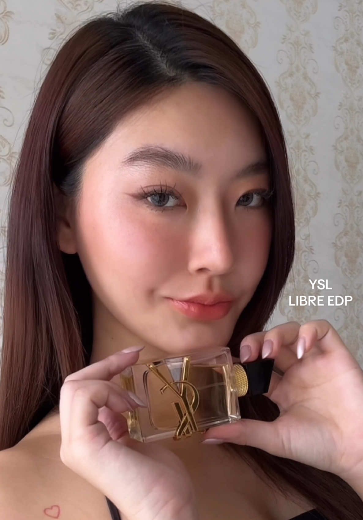 คนรอบตัวโดยเฉพาะเพื่อนๆ จะรู้ว่ากุลรักน้ำหอม YSL มากกกก ใช้มาหลายปี หลายขวด หลายกลิ่น แต่ที่ชอบที่สุดถูกจริตที่สุดก็คือ LIBRE EAU DE PARFUM🥹 สำหรับกุลที่เป็นภูมิแพ้หนัก ฉีดแล้วไม่แพ้ไม่ฉุน เป็นกลิ่นที่ละมุน ถูกจริตกับตัวกุลมาก แล้วติดทนสุดๆ ใครที่ชอบกลิ่นที่ดูโต เท่ๆแพงๆ กลมกล่อมกลิ่นไม่โดด ละมุนๆแนะนำจริงๆ ถ้าไม่เชื่อลองไปหาฉีดเทสกับตัวเองดูก่อน กุลแนะนำใครไปทุกคนชอบหมดไม่มีผิดหวังค่ะ ไม่รักจริงไม่ใช้มาหลายขวดขนาดนี้🖤 #LIBRE #yslbeautyth