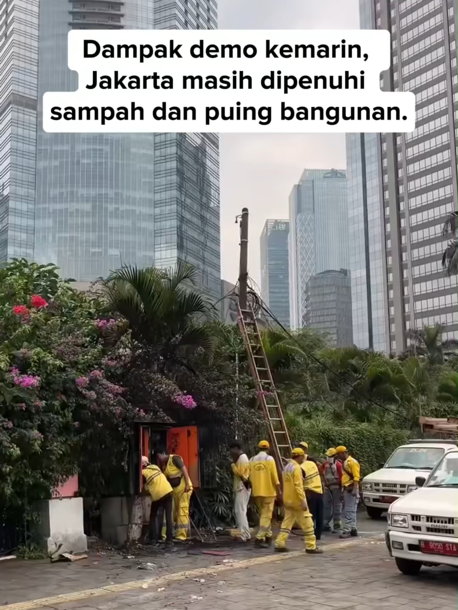 Dampak demo kemarin, Jakarta masih dipenuhi sampah dan puing bangunan, Semoga cepat pulih🙏🥺❤ #ojol #ojekonline #grab #demo #kwitang #fyp #virall