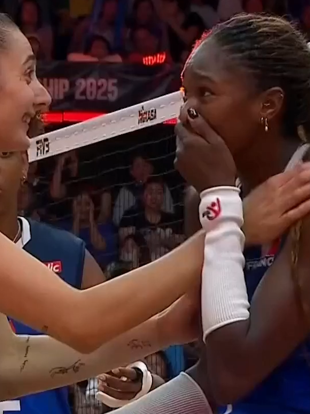 👀 Dans la défaite des Bleues face au Brésil en quart de finale du Mondial, Iman Ndiaye a inscrit un point fou avec son visage ! #sportstiktok #volleyball #france #equipedefrance #wtf