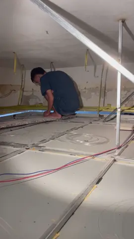 Dáng vẻ vất vả, nhếch nhác của AE thợ lại là dáng vẻ ĐẸP nhất khi mang đến những bức trần sao tuyệt phẩm cho Khách Hàng👌 ☎️Nhấc máy alo hoặc ib cho chúng em để được tư vấn ạ! #trầnsaonhântạo #xuhuongtiktok #nhà_đẹp #sợiquang #luxury 