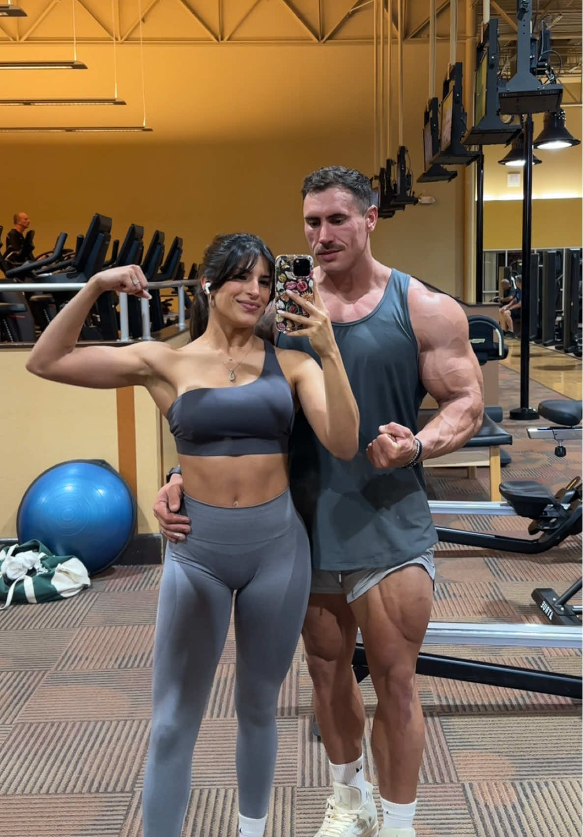 My obsession 🥰🥰💪🏼 @Brady Barnes | IFBB PRO  #familygoals #fitnessmom #flex #gym 