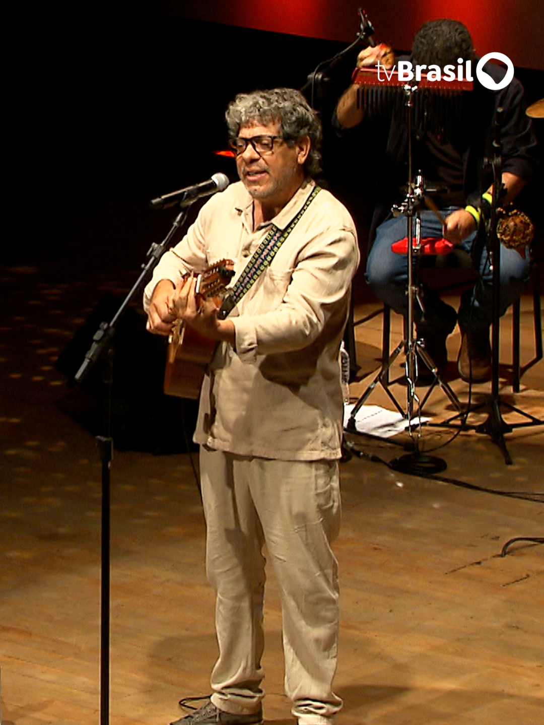 É dia de Pedro Antônio no #CenaMusical. O cantor e compositor apresenta o disco solo “São Sertões”, inspirado no clássico da literatura “Grande Sertão: Veredas”, de Guimarães Rosa. Um repertório suave e encantador. Assista na madrugada de sábado para domingo (07/09), às 0h00, na tela da TV Brasil e no canal da TV Brasil no YouTube! 📺📱💻