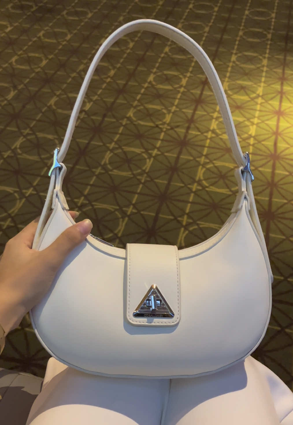 Tas nya cakep bgt buat ngedate nonton the conjuring #taswanita #tasbahu #shoulderbag #tasputih 