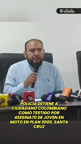 El ministro de Gobierno, Roberto Ríos, informó que se detuvo a un ciudadano colombiano en calidad de testigo tras el 453sinato de un joven boliviano que se desplazaba en una motocicleta en el Plan 3000 de Santa Cruz. Según la autoridad, la víctima fue confundida por sic4rio5 que buscaban a otra persona de nacionalidad colombiana con características similares y una motocicleta roja. #SantaCruz  #Plan3000  #Policía  #Bolivia #redpatrianueva 