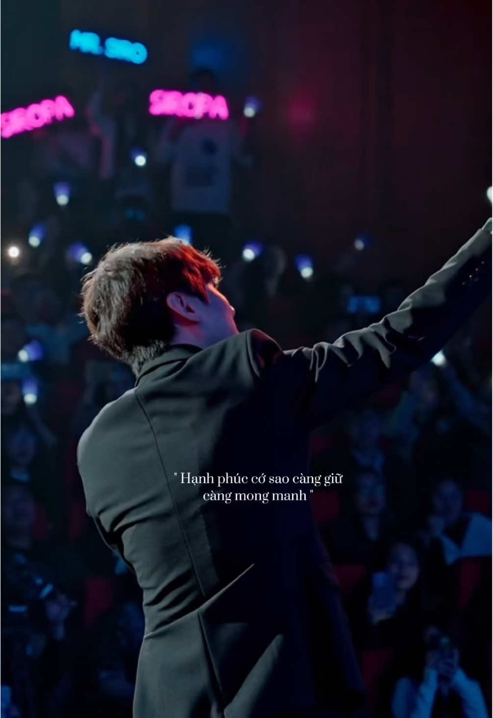 Hạnh phúc cớ sao càng giữ càng mong manh. Có những nỗi đau ùa đến chẳng thể lành ... #MrSiro #NhacMrSiro #Sirocon #FanconcertMrSiro #datungvogia 