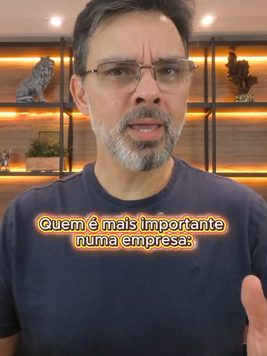 Quem é mais importante numa empresa: o funcionário ou o cliente?  Se você respondeu cliente… pode estar cometendo um erro fatal.  Vou te contar uma história real.  Richard Branson, fundador do grupo Virgin, sempre foi questionado sobre isso. E sabe o que ele dizia? ‘Clientes não vêm em primeiro lugar. Funcionários vêm em primeiro lugar. Se você cuidar bem deles, eles cuidarão dos clientes.’ E isso não é teoria bonita de palestra. Quando a Virgin começou a crescer, Branson percebeu que a experiência do cliente estava diretamente ligada à forma como os colaboradores eram tratados. Funcionários respeitados, ouvidos e valorizados atendiam com entusiasmo e criatividade. Funcionários ignorados, maltratados e exaustos… só passavam a frustração adiante.  E muitas empresas ainda não entendem isso. Tratam o cliente como rei e o funcionário como descartável. Resultado? Atendimentos frios, alta rotatividade e clientes insatisfeitos.  De que adianta prometer excelência para o cliente se quem executa o serviço está desmotivado?”  O funcionário é o elo vivo entre a empresa e o cliente. Quando você valoriza, treina e reconhece sua equipe, está, na prática, garantindo que o cliente seja bem cuidado. É como plantar em solo fértil: primeiro você nutre a terra (os colaboradores), depois colhe frutos (clientes satisfeitos).  Então, da próxima vez que alguém te perguntar quem é mais importante, responda: ambos — mas só existe cliente feliz quando existe funcionário valorizado.  Segue o perfil porque nos próximos vídeos eu vou mostrar como transformar sua equipe em um verdadeiro motor de encantamento de clientes.  E me conta aqui nos comentários: você já trabalhou em um lugar onde o cliente era prioridade, mas o funcionário era esquecido? #gestaodepessoas #liderança #cliente #funcionario