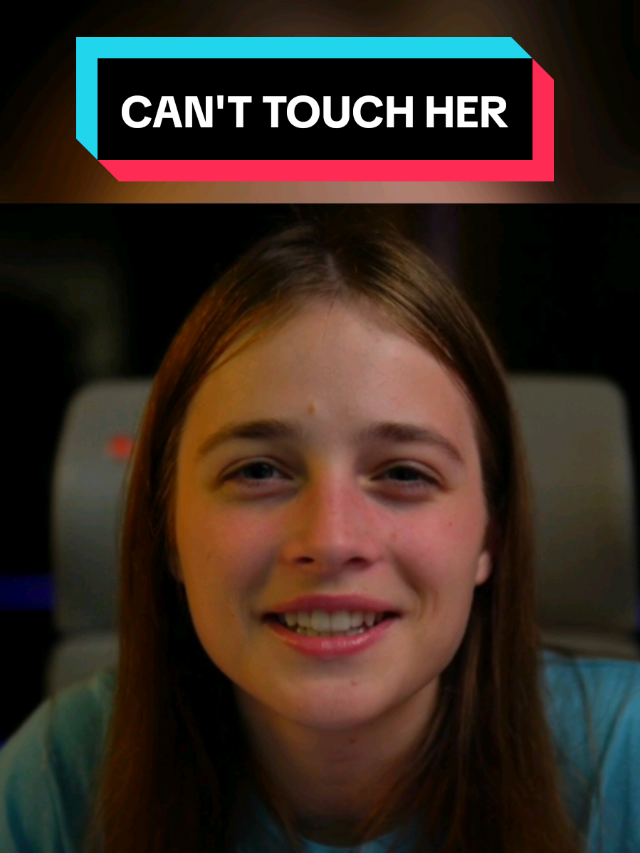 You can't touch qoqsik, she is in a different country... unless you live in Portugal 😅 #qoqsik @qoqsik #portugal #twitch #streaming 