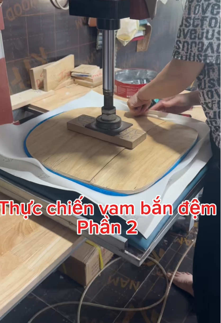 Quy trình sản xuất ghế của chúng tôi. Đằng sau sản phẩm đẹp là cả quy trình tỉ mỉ như thế này. Quá trình bắn đệm hoàn thiện ghế.  #nội_thất_thuỳ_dương #ghế_cafe #quy_trình_sản_xuất #mẹo_nghề_mộc #kỹ_năng_thợ_mộc#uốn_cong_gỗ_tự_nhiên #máy_sản_xuất_gỗ #ghế_neva #bàn_ghế_nhà_hàng #bàn_ghế_gia_đình #tiện_gỗ #nội_thất_nhà_hàng 