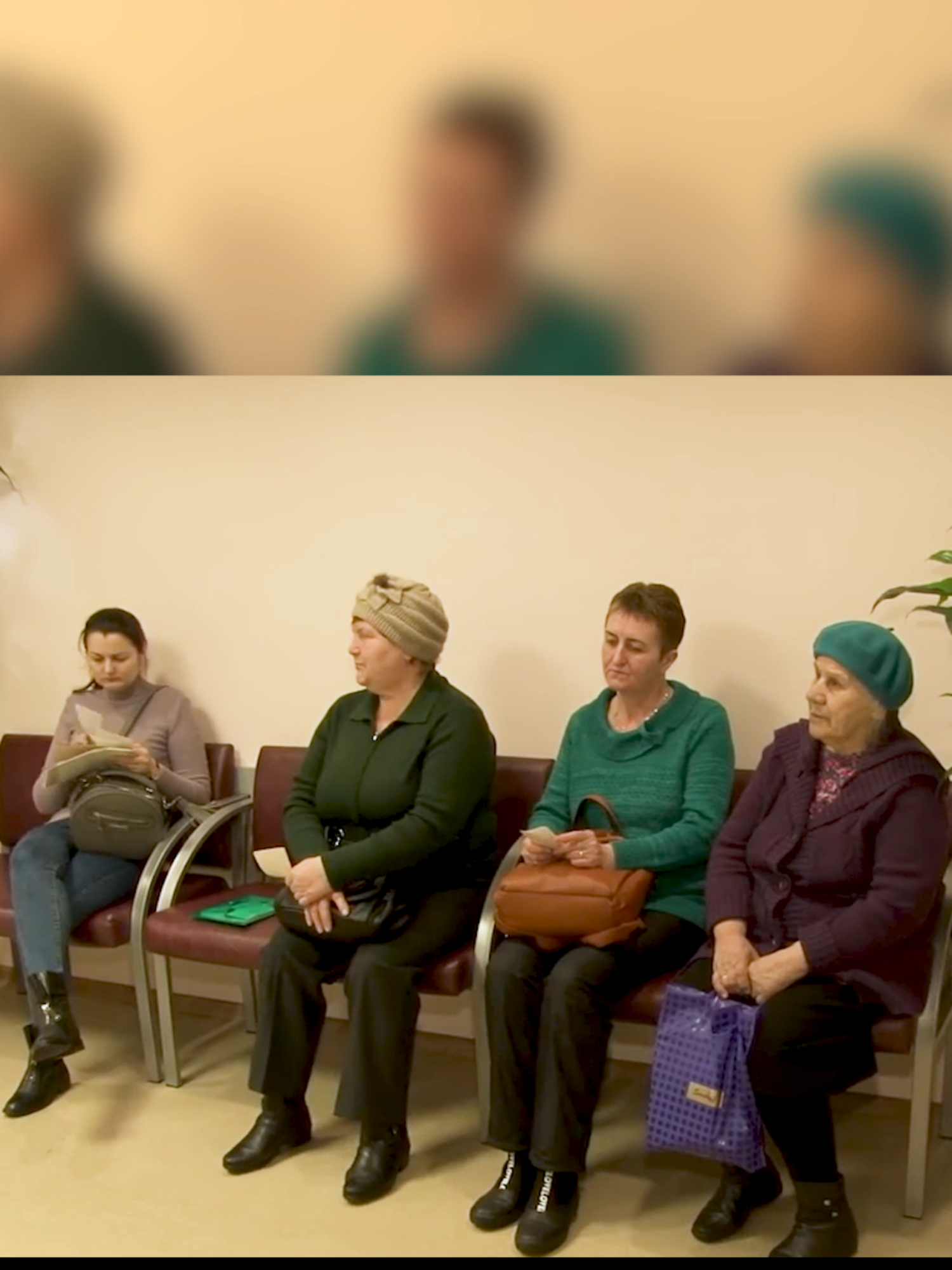 Опять очереди в больницах Гомельщины 🏥 Как сообщают местные жители, записаться по телефону невозможно ❌ В очереди можно простоять весь день ⏳ «Поликлиника и больница переполнены больными, операции врачи делают нон-стоп». Вопрос к губернатору: где электронные записи и привлечение новых специалистов, о которых Крупко отчитывался президенту? 🤔 #foryoupage❤️❤️ #trendingvideo #Беларусь #гомель#новости