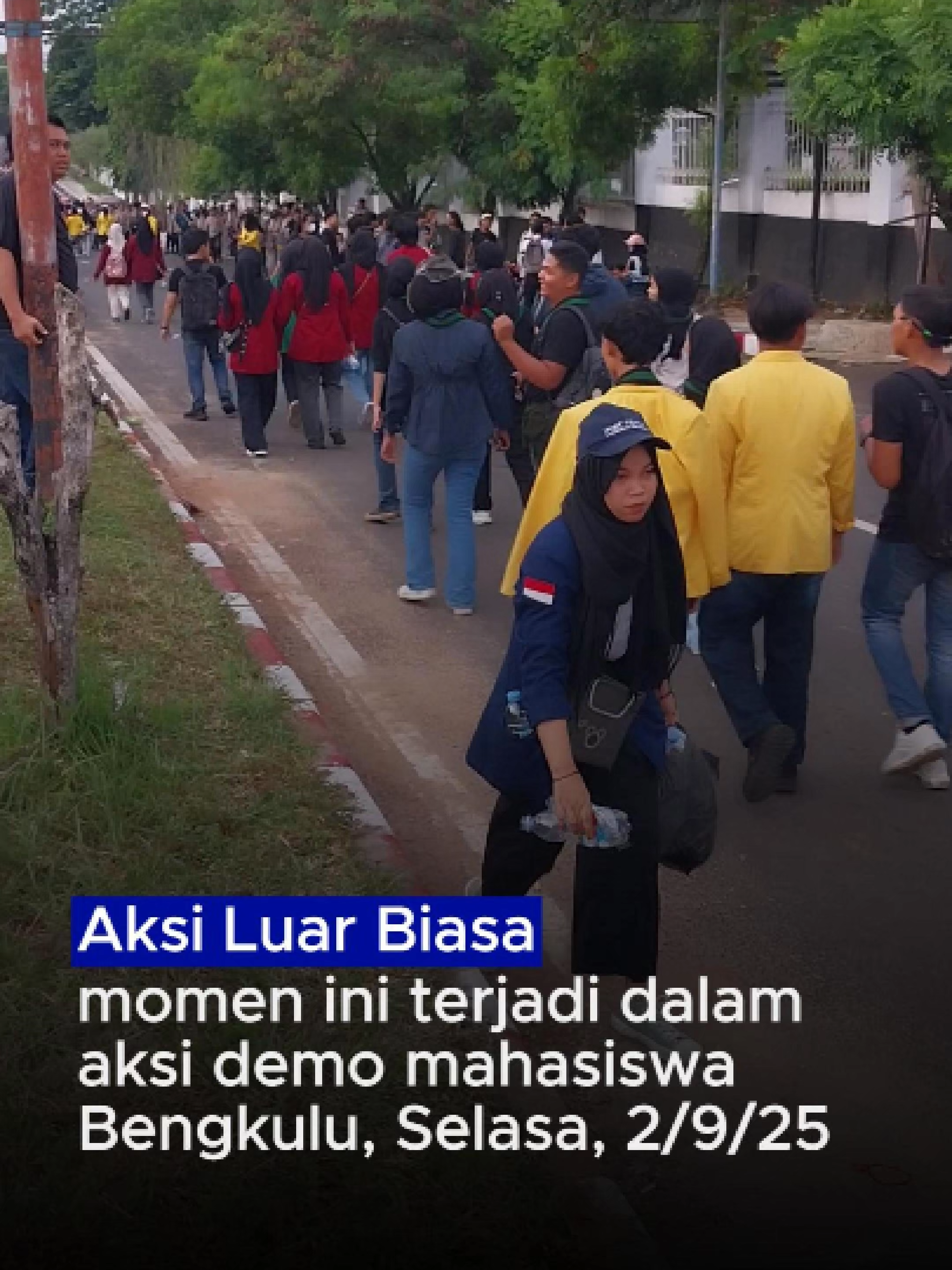 Aksi luar biasa dari seorang mahasiswi Universitas Bengkulu (unib) yang nampak semangat memungut sampah walupun teman-temanya nampak acuh. Momen ini terjadi usai aksi demonstrasi mahasiswa Bengkulu di depan gedung DPRD Provinsi Bengkulu, Selasa, 2 September 2025 #demomahasiswa #aksiunik #aksisimpatik #demobengkulu #aksidamai #mahasiswabengkulu #unib