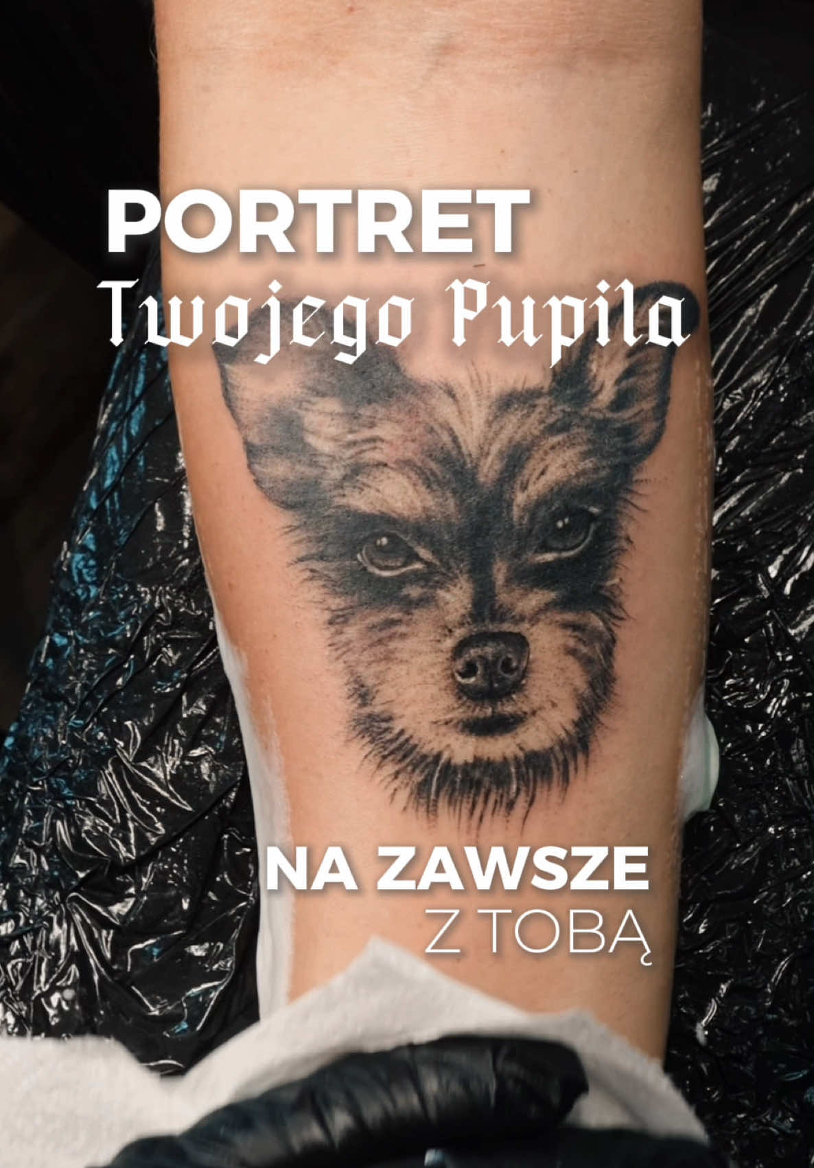 Stworzyliśmy dla naszej klientki wyjątkową pamiątkę po jej ukochanym pupilu. To nie tylko wzór na skórze, ale historia, emocje i wspomnienia, które zostają na zawsze ❤️‍🩹 Każdy taki projekt jest tworzony indywidualnie, z sercem i ogromnym szacunkiem do Waszych historii 🫂 Jeśli marzysz o tatuażu, który w wyjątkowy sposób upamiętni Twojego pupila, napisz do nas. Razem stworzymy coś naprawdę pięknego! 📩 Zapisy w DM ♠️MichalskiArt – Studio Tatuażu Warszawa •  • • #tatuażewarszawa #tattoowarsaw #warszawa #tatuażpupila #michalskiart 