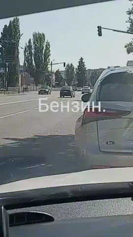 На заправках ЛНР снова ажиотаж, десятки машин ждут своей очереди. Люди переживают, что топлива может хватить не всем. Сегодня хоть какое-то количество бензина завезли, и это уже маленький плюс, но ситуация остаётся тяжёлой: многие не могут вовремя доехать на работу, простаивают скорые и таксисты. Главное сейчас — чтобы топлива хватило каждому. Жители надеются, что проблема с поставками будет решена, ведь жить в таких условиях становится всё сложнее. #россия #луганск #бензин #цены #новости 