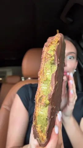 Giant Dubai chocolate 🍫 with pistachio 😍🤌🏽 Did u miss it ?  #asmr #dubaichocolate #dessertsdubai 
