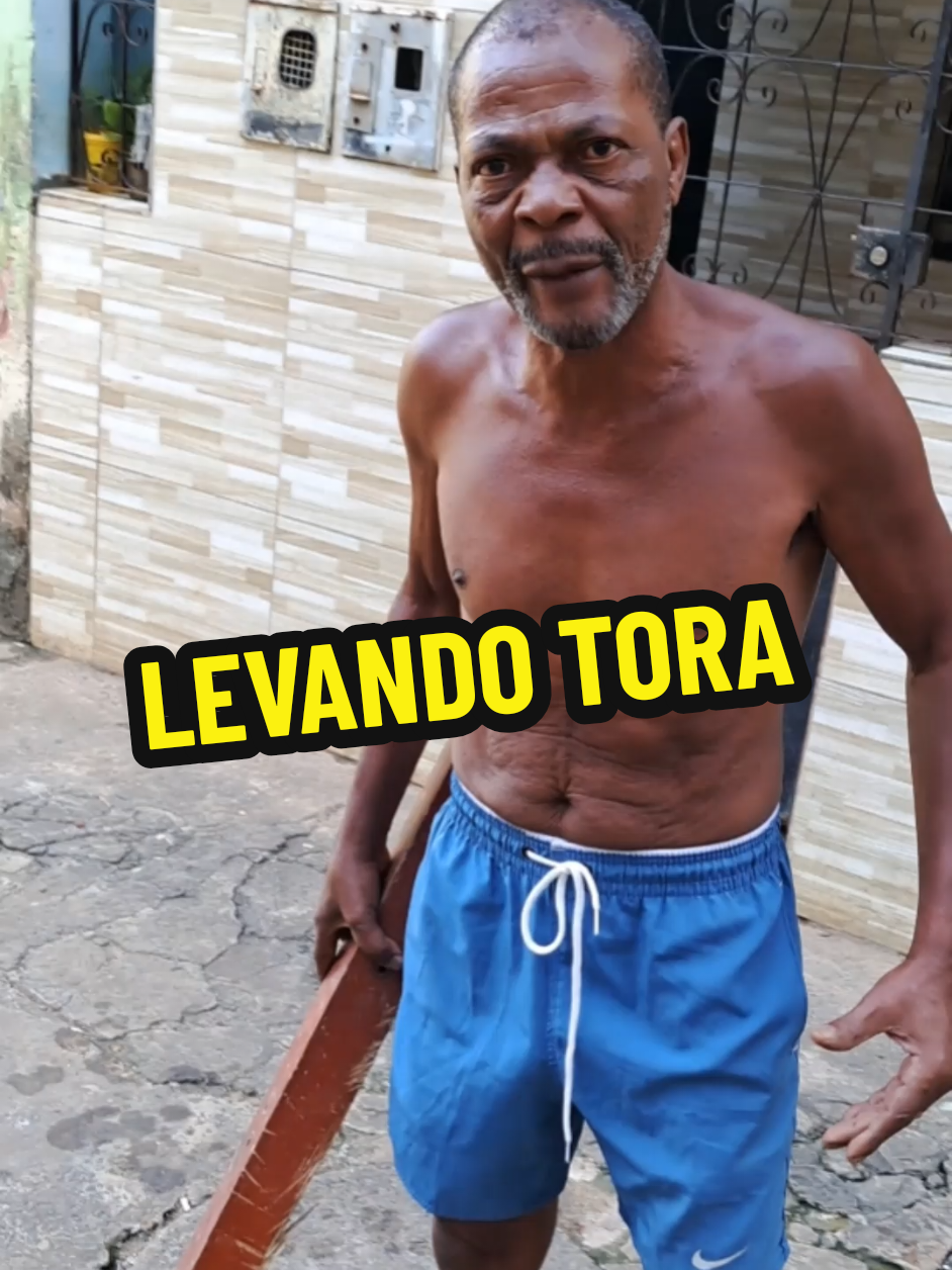 Eloi zoando Nal levando ima tora na mão. #humor 