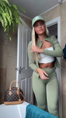 Okay last tiktok in this outfit 