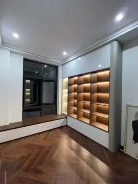 Phòng sinh hoạt chung – nơi cả gia đình quây quần bên nhau ✨ Không gian hiện đại, ấm áp với tủ sách chung của các thành viên, cùng những món decor yêu thích. Một góc nhỏ thôi nhưng chứa đựng cả tình yêu và sự gắn kết  #phongsinhhoatchung #noithatdep #dogolegia #xuhuongnoithat #tusachdep 