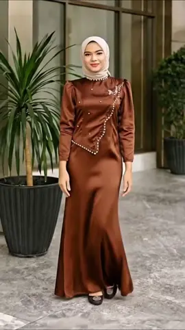 Alena Dress Mermaid Satin Silk hadir dengan desain mewah dan elegan, cocok untuk kondangan, bridesmaid, hingga gaun pesta muslimah. Bahan satin silk premium membuat dress jatuh indah dan nyaman dipakai remaja hingga dewasa. #AlenaDress #GamisPestaMewah #GamisBridesmaid #GaunSatinSilk #DressMuslimTerbaru