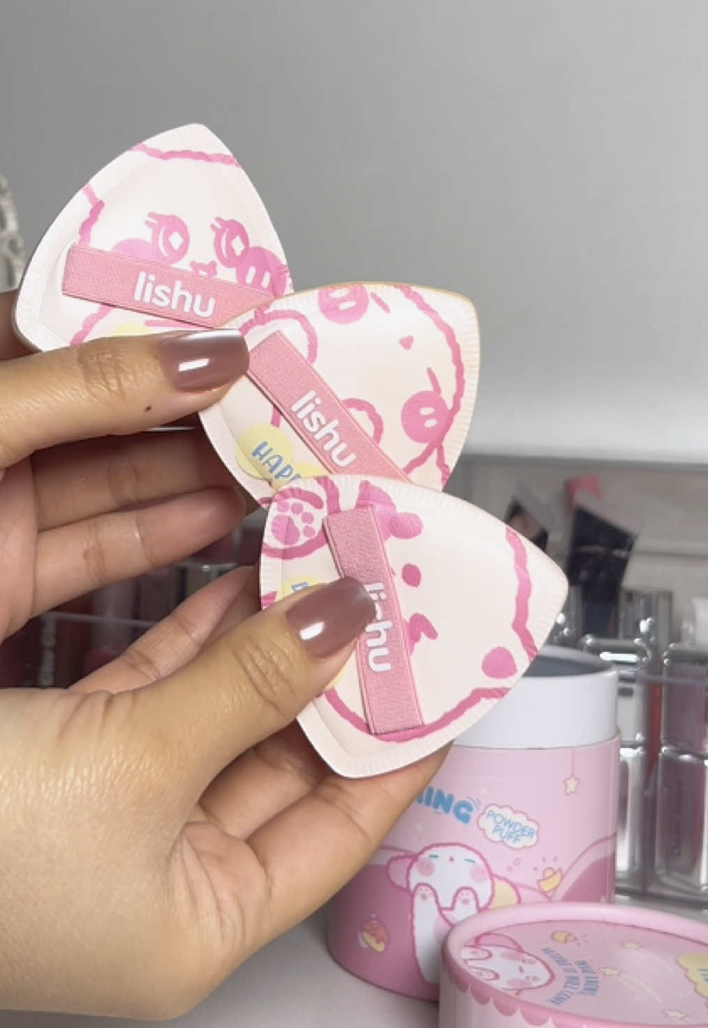 A soft pink sponge set from Lishu! 💗 3 pcs inside for only P188!! Super lambot, blends so well, and comes in the cutest packaging 🎀 @LISHU Beauty  #ishu #pink #makeup