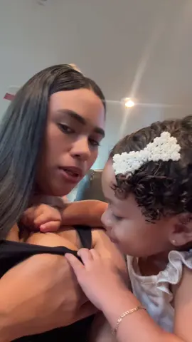 Mi Hija tiene 2 Años y aún se Niega a Soltar su Teti. 😍🥹😅 Cuéntame hasta Cuándo Lactaste a tu Bebé..? 🥰 #babygirl #mom #lactancia #lactanciamaternaexclusiva #lactanciaideal 