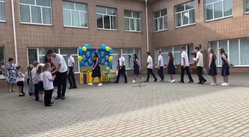 «Заваліть *бальники, я люблю купальники»: таку пісню увімкнули на першому дзвонику на Черкащині. Фізрука більше за пульт не пускайте😁