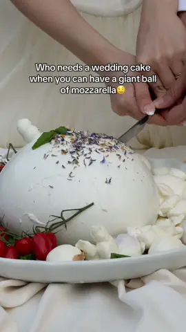 Now the wedding is very ITALIAN🤌🏻✨ Content creator: @Wedding Content Creator Europe  #weddingtiktok #cheese #mozzarella 
