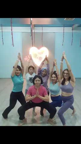 Basic Yoga with Coach Endah cocok untuk pemula #yoga  #yogaflow #yogabandung #yogastudio #yogaclasses 