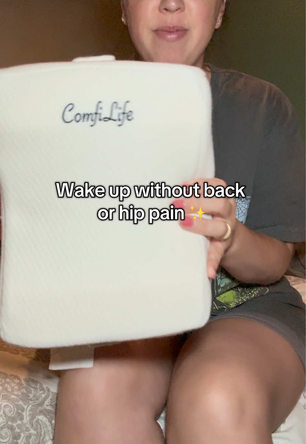 Finally found the secret to waking up pain-free 🙌 This orthopedic knee pillow keeps your spine aligned all night long for less pain and more energy in the morning. Perfect for side sleepers, pregnancy, or sciatica relief. 🌙✨ #sidesleeper #kneepillow #sciaticapain #backpain #jointpainrelief 