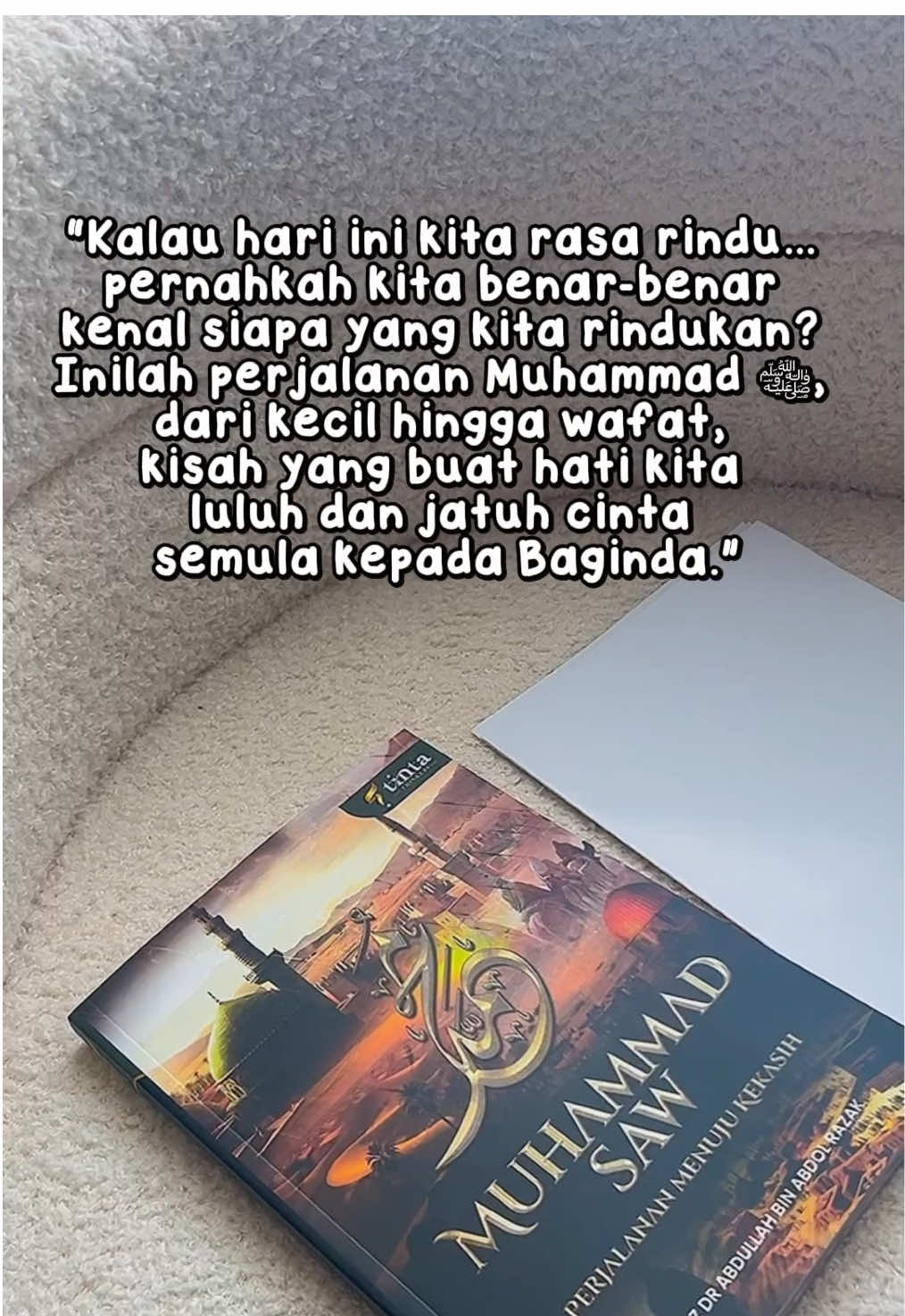 ✨ Perjalanan Muhammad Ku Rindu ✨ Buku istimewa sempena Maulidur Rasul ﷺ 🌸 Dari kecil hingga wafat, setiap detik perjuangan Baginda penuh dengan air mata, kasih sayang & pengorbanan. Dalam kotak eksklusif ni ada: ✅ Buku PMK ✅ Poster garis masa perjalanan hidup Rasulullah ﷺ ✅ Poster nasab Nabi ﷺ Semua ini untuk bantu kita lebih kenal Nabi, faham sirah & tumbuh rasa cinta serta rindu pada Baginda ﷺ. 🌿 “Tak kenal maka tak cinta. Bila kenal Rasulullah ﷺ, hati kita pasti terpaut selamanya.” #maulidurrasul #sirahnabimuhammad #bukuislamik #perjalananmuhammadkurindu #ustazlah  