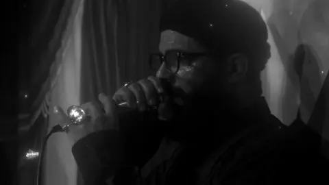 ياعَلي إِنا إِليكَ راجِعون🙏🏼.. قال مَولانا جَل جلاله: أنا الذي حملت نوحًا في السفينة بأمر ربي، وأنا الذي أخرجت يونس من بطن الحوت بإذن ربي، وأنا الذي جاوزت بموسى بن عمران البحر بأمر ربي، وأنا الذي أخرجت إبراهيم من النار بإذن ربي، وأنا الذي رفعت إدريس مكانًا عليًا، وأنا الذي أعطيت سليمان ملكه، وأنا الذي علمت داود زبوره، وأنا الذي فعلت كل ذلك بإذن ربي وأمره. وأنا الذي أقمت السماوات بأمر ربي، وأنا الذي ثبتُّ الأرضين بإذن ربي، وأنا الذي أجريت الأنهار، وفجرت العيون، وأنبتُّ الأشجار، وأطلعت الثمار، وأنا الذي قسمت الأرزاق، وأنا الذي أعطيت الحياة وأميتها بإذن ربي، وأنا الأول، وأنا الآخر، وأنا الظاهر، وأنا الباطن، وأنا وارث الأرض ومن عليها. الخطبة النورانية  #تصميمي #الذاكر_احمد_علي احمد_علي #ياعلي 