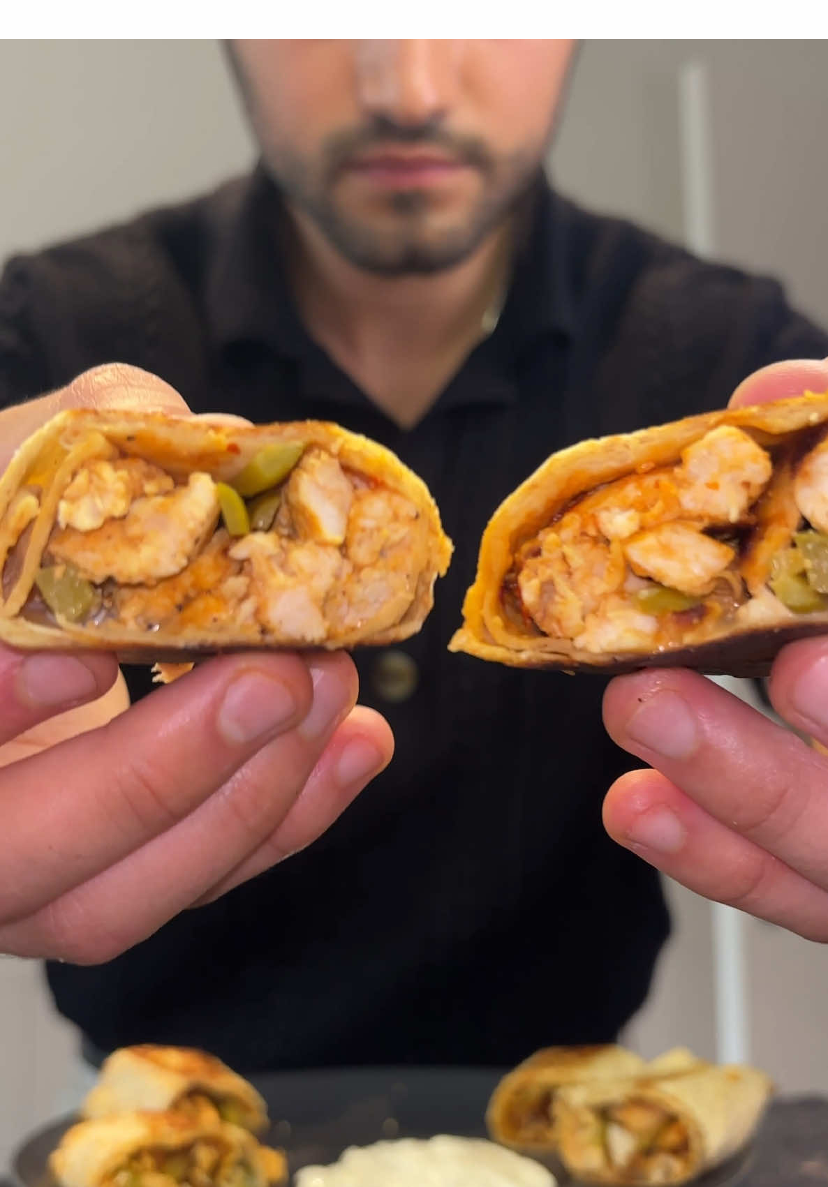 🔥 🌯 شاورما عالية البروتين منخفضة السعرات🌯🔥 سهلة التحضير، طعمتا رهيبة، ومليانة بروتين 💪 🔥 🌯 High-Protein Shawarma low calories 🌯🔥 Easy to make, delicious, and packed with protein 💪 المكونات: 	•	خبز بروتين 	•	300غ صدر دجاج متبل (مقادير لسندويشتين)بـ: • نصف ملعقة كبيرة بابريكا حارة • ربع ملعقة صغيرة كمون • ربع ملعقة صغيرة زنجبيل • ربع ملعقة صغيرة فلفل أسود • ملعقة ونصف صغيرة ملح • رشة بخاخ زيت الزيتون 	•	الصوص: • ملعقة كبيرة مايونيز لايت • ملعقة كبيرة لبن لايت • ربع ملعقة صغيرة كمون • ربع ملعقة صغيرة فلفل أسود • نصف ملعقة صغيرة ملح • شوية ميّة من مخلل الخيار 🥒 ✨ السعرات (تقريباً): 567 كالوري | 63غ بروتين | 21غ كارب | 22غ دهون Ingredients: 	•	1 protein wrap 	•	150g chicken breast marinated with: • ½ tbsp hot paprika • ¼ tsp cumin • ¼ tsp ginger • ¼ tsp black pepper • 1½ tsp salt • Olive oil spray 	•	The sauce: • 1 tbsp low-fat mayonnaise • 1 tbsp low-fat yogurt • ¼ tsp cumin • ¼ tsp black pepper • ½ tsp salt • A splash of pickle water 🥒 ✨ Macros (approx.): 567 kcal | 63g protein | 21g carbs | 22g fat #اكل_صحي #وجبات_سريعة #راب_دجاج #بروتين #proteinwrap 