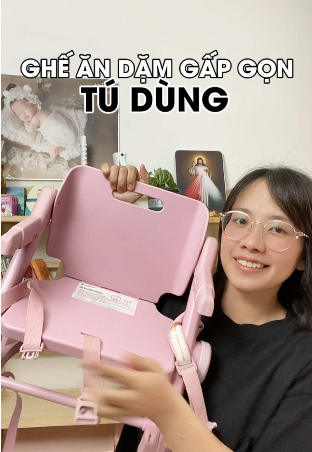 Chiếc ghế ăn dặm gấp gọn DUY NHẤT còn giữ lại sau khi trải nghiệm kha khá ghế ăn dặm. Ngồi thấp ngồi cao đều được. Không dùng thì gấp gọn lại. Lên núi xuống biển mang theo vô tư. #mecherrytutu #gheandamfeedme #unilove 