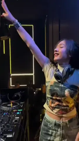 Peluk dari belakang terus bisikin aku kangen sayang.... ❤ #djremix #dugem #dugem #djtiktok #djviral 