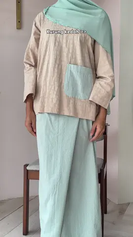 Feeling cute in baju kurung kedah 🫶🏻  Grab dalam beg kuning 💛  #dreemika #bajukurung #bajukurungkedah #kurungcantik 