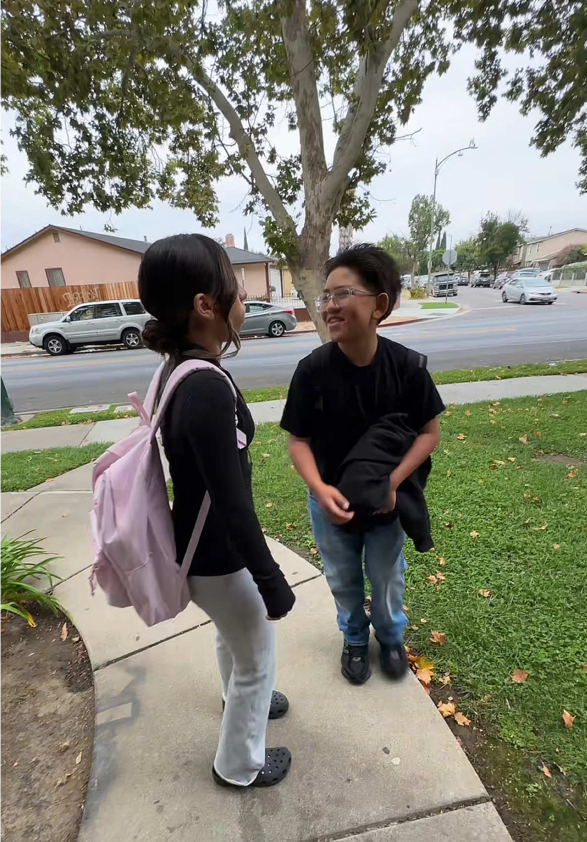 OOTD school edition😁😁 @𝐄𝐯𝐞𝐥𝐲𝐧♛ @️ #jennyv004 #MomsofTikTok #momlifebelike #daughtersoftiktok #sonsoftiktok 