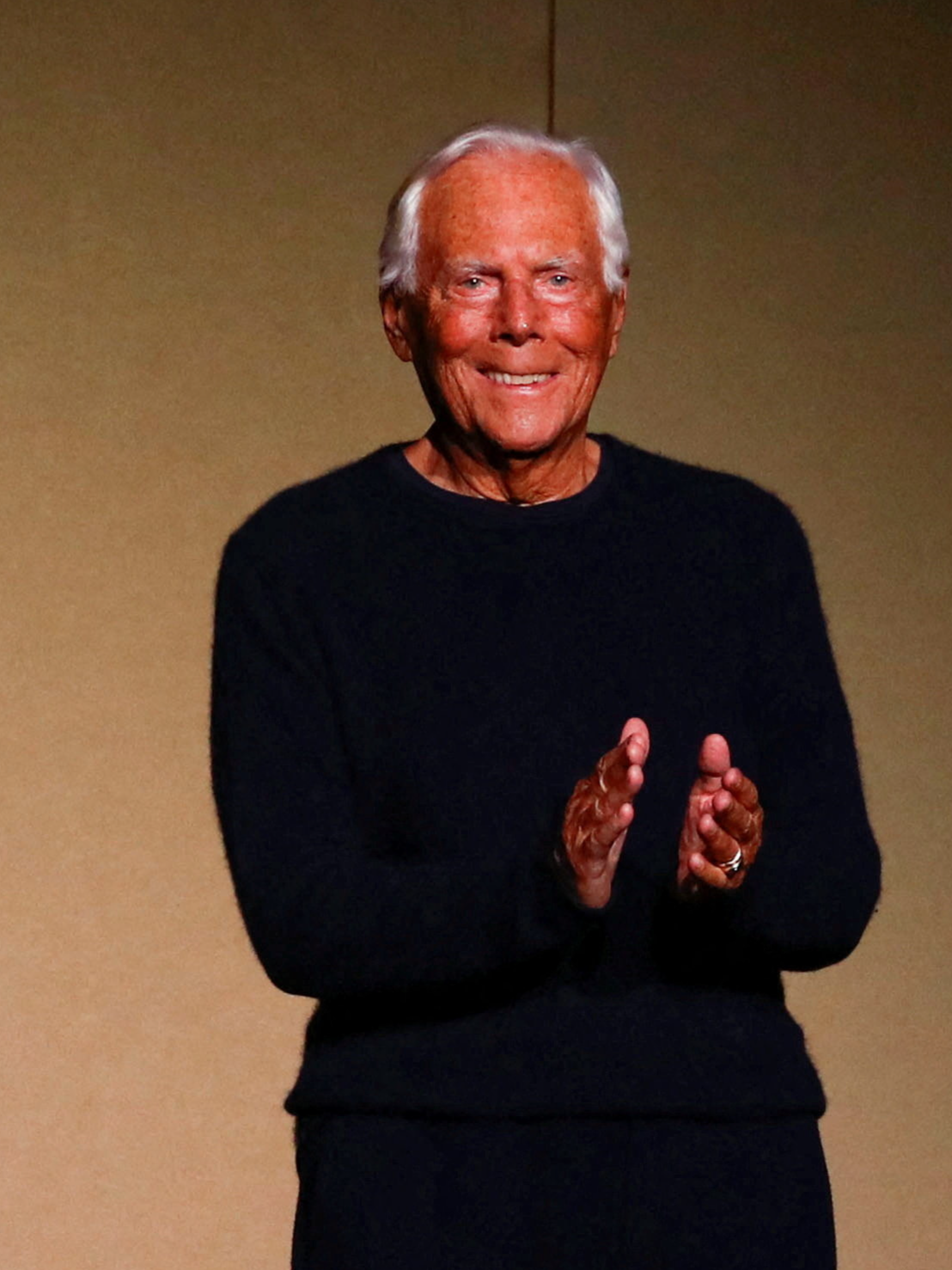 🔴 #GiorgioArmani, el diseñador italiano que revolucionó el mundo de la moda y creó una de las casas de ropa y calzado más legendarias del mundo, ha muerto a los 91 años, confirmó la marca este jueves. Armani falleció en su hogar, informó la casa de moda en un comunicado. El diseñador no acudió a sus desfiles en junio, ya que batallaba con una enfermedad no revelada. Halamos con Mario Braghieri, decano del Istituto Marangoni Miami y quien trabajó para #Armani. Nos cuenta cómo fue trabajar con el icónico diseñador y el legado que deja tras su partida. “Es un golpe muy duro para la moda”, asegura.