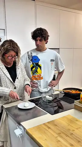 Prank my mom 🤣 #scareprank #scarecam #scared #scare #foryou #mom #funny #funnyprank #viral #viraltiktok #fpy #fpyシ #haha 