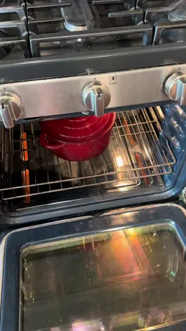 A veces la felicidad está en lo más sencillo… como aprender a hornear pan de masa madre 🥖💛 Muchos no lo entienden, pensarán “¿qué haces haciendo pan?” pero para mí es mi terapia, mi espacio de paz y lo que me hace feliz. Así como a unos les gusta jugar cartas , a mí me gusta ver mi masa crecer. 🌱