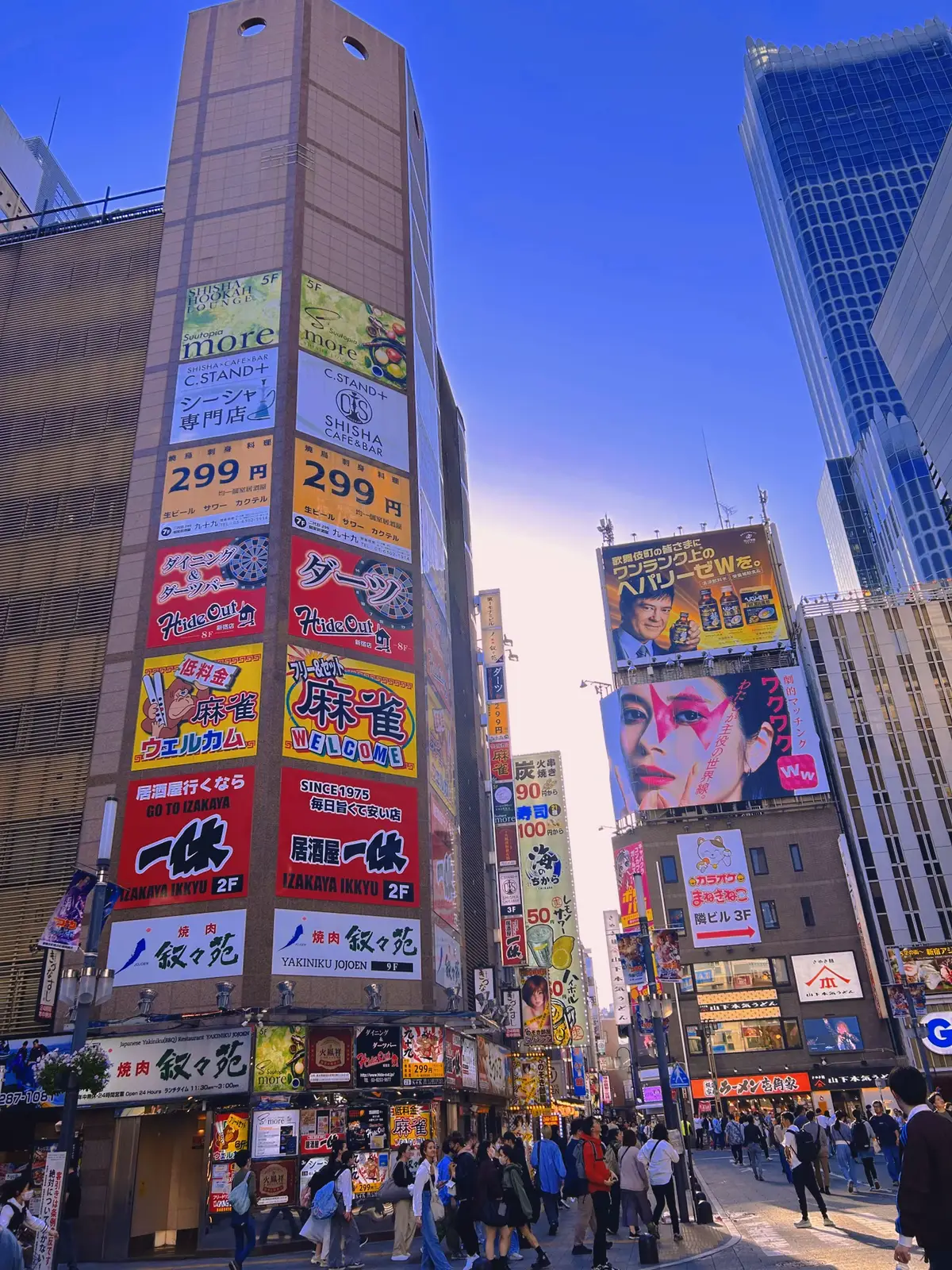 📸 คาบุกิโจ (Kabukicho), Shinjuku, Tokyo ย่านที่ไม่เคยหลับใหล 🌃 เต็มไปด้วยป้ายไฟสีสันสดใสสุดๆ ร้านอิซากายะ บาร์ และความคึกคักแบบโตเกียวแท้ ๆ เดินเล่นก็เพลิน ถ่ายรูปก็สวย เช็คอินได้ทั้งกลางวันและกลางคืน! “ย่านที่ไม่เคยหลับใหล” ของโตเกียว 🗼✨ 📍 พิกัด: Kabukicho, Shinjuku, Tokyo #Kabukicho #Shinjuku #TokyoTrip #JapanTrip2025 #เที่ยวญี่ปุ่น