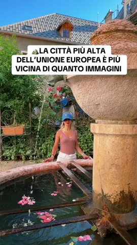 Sei già stata/o da queste parti? 😍 🇫🇷Noi ci siamo stati a fine giugno e ci è piaciuta tantissimo! Briançon non è solo la città più alta dell’Unione Europea, ma anche una delle città di montagna più affascinanti da scoprire in Francia. A 1.326 metri di altitudine, offre un mix unico di storia, cultura e natura. 🥾Passeggiando tra i vicoli medievali ti imbatti in case in pietra, fontane, botteghe artigiane e caffè che ti fanno respirare un’atmosfera autentica. Da non perdere le fortificazioni Vauban, patrimonio UNESCO, che raccontano secoli di storia e regalano panorami da togliere il fiato. E poi c’è il Pont d’Asfeld, un ponte spettacolare sospeso a più di 50 metri d’altezza. ❤️Se ti stai chiedendo cosa vedere in Francia oltre alle città più famose, questa è una delle mete da scoprire assolutamente: Briançon e tutta la vallata di Serre Chevalier, nelle Alpi francesi. In inverno è un paradiso per chi ama sciare 🎿, mentre d’estate trovi trekking, eventi culturali e tramonti incredibili che colorano le montagne di rosa. ✨Insomma, una destinazione che ci ha sorpreso e che ti consiglio se ami le città di montagna autentiche e vuoi vivere un’esperienza diversa dal solito. 👉 Salva questo post se stai cercando nuove idee su cosa vedere in Francia e mete da scoprire per un viaggio indimenticabile, e seguici qui su @vologratis. #luoghidavisitare #viaggi #francia #montagna 