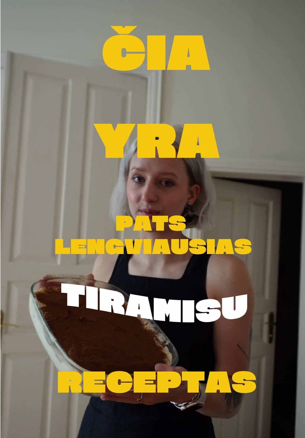 Mano silpnybė? 🍰 TIRAMISU. Kavinėse jis kainuoja kosmosą, o namuose pasidaryti – juokingai paprasta. Rezultatas – kreminis, kavos prisigėręs ir tikrai geresnis nei kavinėje ☕ ✨ Išsisaugok šį namų tiramisu receptą 👇 Ingredientai (~8 porcijos): 	•	500 g maskarponės sūrio 	•	500 g biskvitinių sausainių (ladyfingers) 	•	4 kiaušiniai 	•	120 g cukraus pudros 	•	200 ml espreso kavos 	•	2 šaukštai nesaldintos kakavos 	•	žiupsnelis druskos 📌 Sluoksniuok, palaikyk šaldytuve, pabarstyk kakava – ir mėgaukis laime lėkštėje 💕 #lithuania #lithuaniangirl #FoodTok #lithuania🇱🇹 