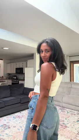 When you spend 99% of your time in workout clothes, jeans better be comfy or they’re not happening!  #OOTD #momoutfit #momstyle #momlife #barreljeans 