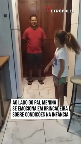 🥺 Um vídeo emocionante viralizou nas redes sociais ao mostrar a emoção de uma garotinha durante uma brincadeira realizada pela #mãe. No jogo, a mulher pede para a garotinha ou o marido darem um passo à frente caso tenham realizado algo na vida, especialmente na infância. Entre várias sugestões da mãe, Emanuella sempre se adiantava no jogo, deixando o pai para trás. Ao constatar que o genitor teve menos oportunidades e condições que ela, a garotinha caiu no choro. A própria mãe, que registrava a dinâmica, se emocionou e ficou com a voz embargada. Ao final, Emanuella correu para abraçar o pai, que também caiu no choro. #TikTokNotícias 🎥 emanuellasaturninooficial (tktk) | @myhoodbr 