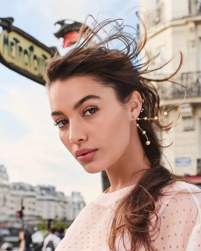 Dans les coulisses du lancement qui va faire battre des cils !  Il a accompagné chaque moment du shooting sans bouger. Ce mascara allonge, recourbe et fixe les cils en un twist, jusqu’à 36h de tenue 😱 Swipez jusqu’à la fin pour découvrir celui qui va freezer votre regard 👀 #TwistLiftFreeze #BourjoisParis #Backstage 