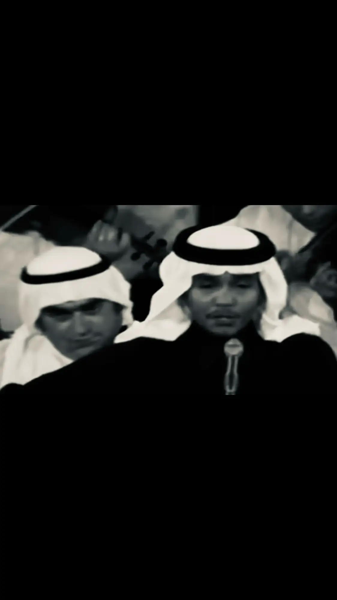 مالي ومال النَّاس ومالك ومال النَّاس لما حبَّيتك ما أخذت رأي النَّاس خلَّينا في الحاضر نِنسى اللي كان لا نشغل الخاطر نحسب لرأي النَّاس لا قالوا لاعادوا لا نقَّصوا وزادوا مالي ومال النَّاس ومالك ومال النَّاس لما حبَّيتك ما أخذت رأي النَّاس خلّك كذا أحسن يا زهرةَ السوسن نصيحة، نصيحة من قلبي ترك الأسى أهون وخلّك كذا أحسن يا زهرةَ السوسن - #محمد_عبده #greenscreen  #4u 