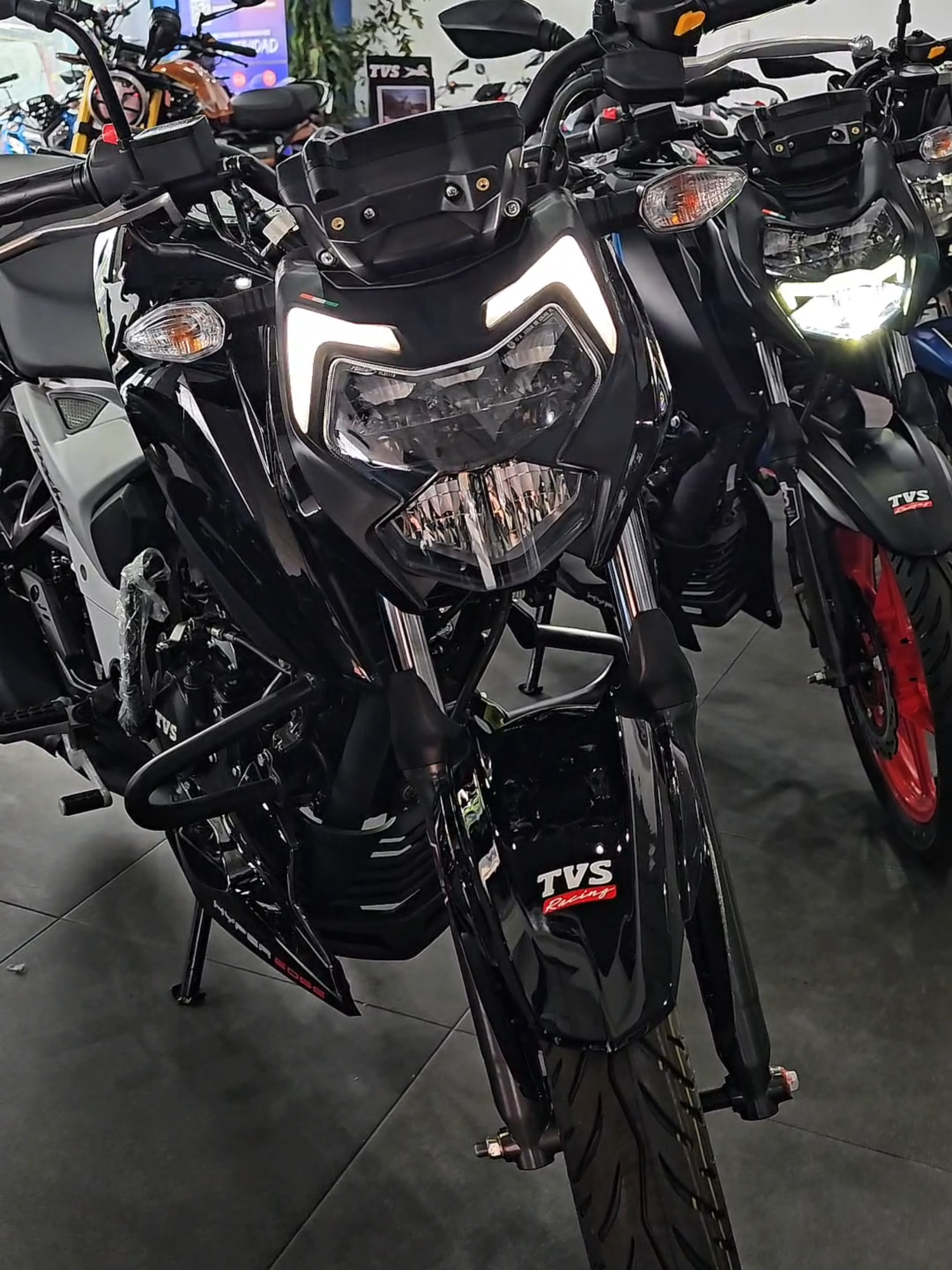 🔥🏍️ La potencia que estabas esperando ya está aquí La línea Apache combina rendimiento, tecnología y estilo en cada modelo. Diseñada para quienes buscan velocidad, control y una experiencia única en cada recorrido. ¿Estás listo para sentir la adrenalina? Descubre la moto que se adapta a tu estilo. 😎 #apache #paratiiiiiiiiiiiiiiiiiiiiiiiiiiiiiii #fyp #motos #tvs #mirandohaciaadelante