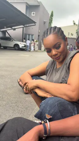 Les Célibataires qui restent avec cette dame là vont mourir de jalousie 🤣🤣🤣 on peut aimer son mari comme ça ? Heee @Nadiya Sabeh  🤣🤣