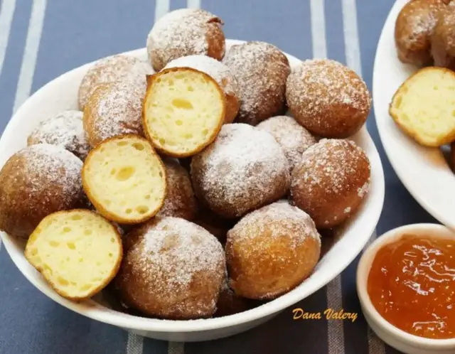 Pentru un desert rapid recomand aceste gogoși rapide cu lingura cu brânză de vaci quark servite cu gem de fructe sau pudrate cu zahar. Ingredientele și modul de preparare îl găsiți pe Blog accesând link-ul de la profil la categoria Patiserie.  #retete #patiserie #gogosi #fyp 