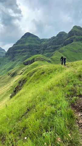 Like a scene straight out of a movie 🎬⛰️… except there’s no stunt double, no director, and no catering truck waiting at the bottom. Just you, your legs questioning their life choices, and the Drakensberg serving up views that would put Hollywood to shame. #Hiking #southafrica #mountains #nature #fyp 